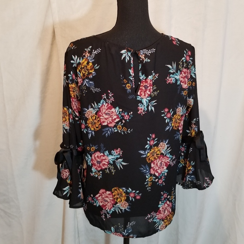 Lily Black floral 3/4 bell sleeve blouse - Picture 5 of 8